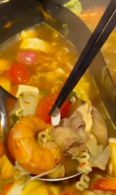 Tai nạn nhớ đời khi đi ăn lẩu, ai hay chơi thứ này nhớ rút kinh nghiệm!-1