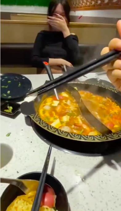 Tai nạn nhớ đời khi đi ăn lẩu, ai hay chơi thứ này nhớ rút kinh nghiệm!-3