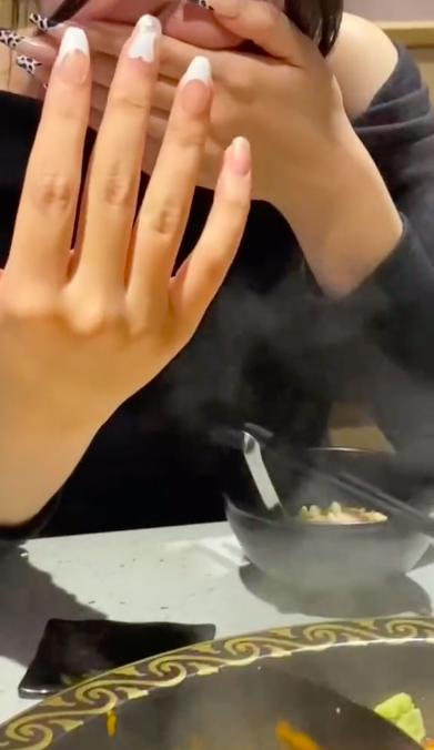 Tai nạn nhớ đời khi đi ăn lẩu, ai hay chơi thứ này nhớ rút kinh nghiệm!-2