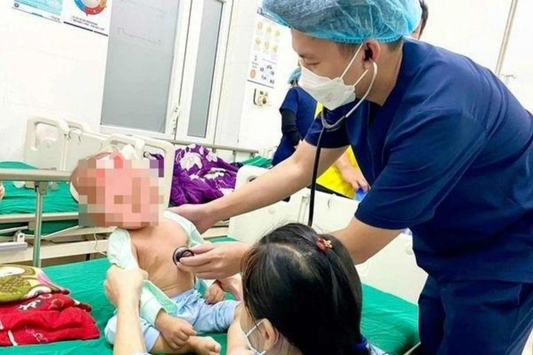 Khối bê tông đổ vào người, bé 16 tháng tuổi chấn thương nặng-1