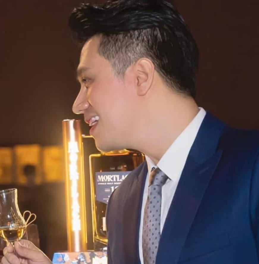 Việt Anh lộ vết son trên răng khi sánh đôi Quỳnh Nga?-5