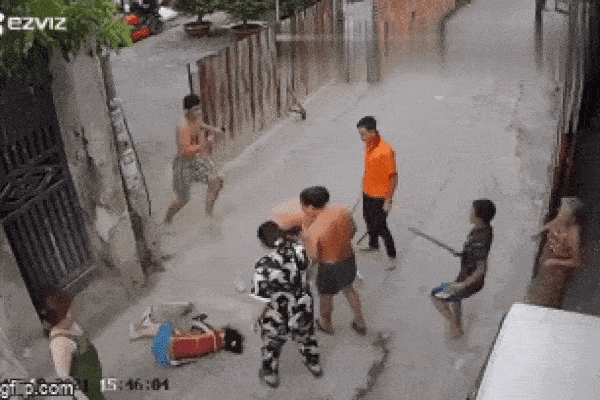 Hàng xóm cầm gậy lao vào đại chiến, 1 người vờ lăn ra ngất xỉu-1