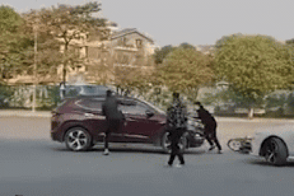 Clip: Nhóm người vác ghế, choảng nhau giữa đường ngày cuối năm-2