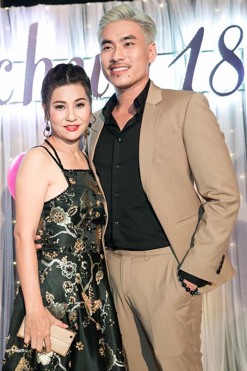 Hơn Kiều Minh Tuấn 18 tuổi, Cát Phượng trẻ hóa kiểu gì để xứng đôi?-2