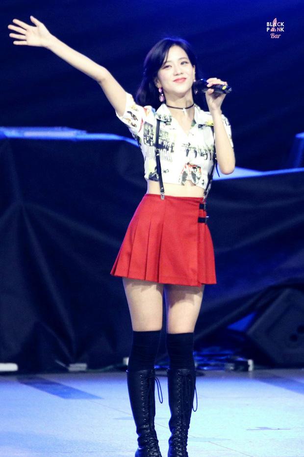 Đang hát thì bung cúc áo trên sân khấu, Jisoo BLACKPINK phản ứng thế nào ?-1