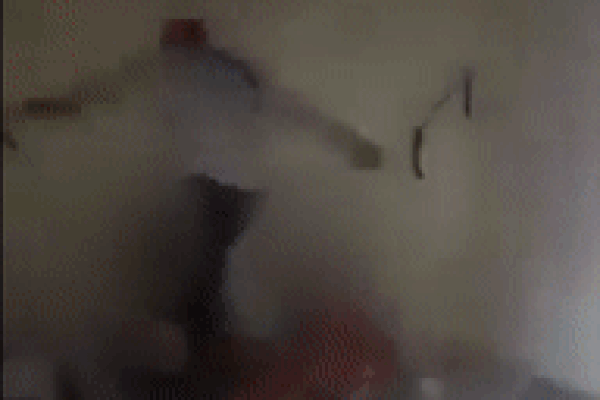 Chồng đạp cửa phòng trọ, túm dính vợ và nhân tình không mặc quần