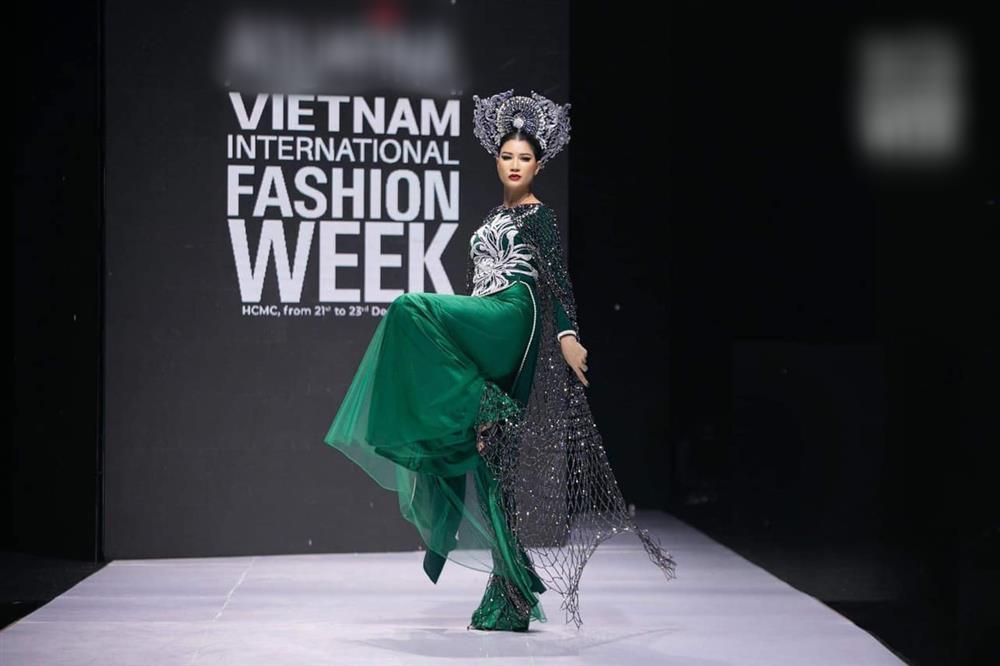 Trang Trần đáp trả sau màn catwalk cực fail: Phèn nhưng nhiều tiền-1