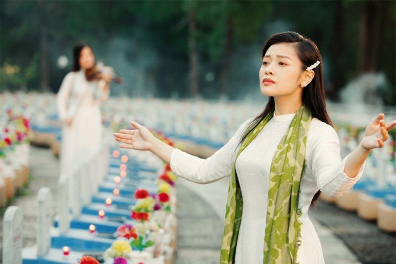 Sao Mai Thu Hằng bật khóc trong buổi ra mắt Hồn Ngàn Thu-2