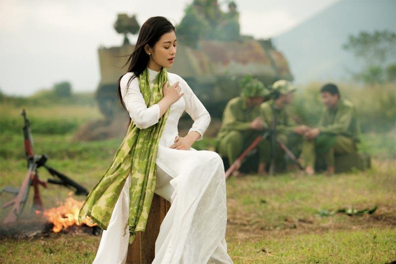 Sao Mai Thu Hằng bật khóc trong buổi ra mắt Hồn Ngàn Thu-4