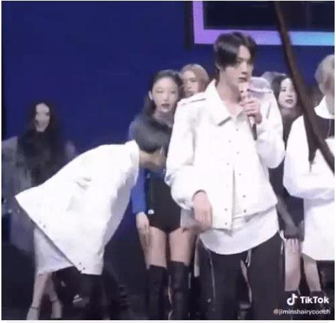 Hậu bối gập người chào BTS Jungkook, netizen phán sao phải hạ mình-4