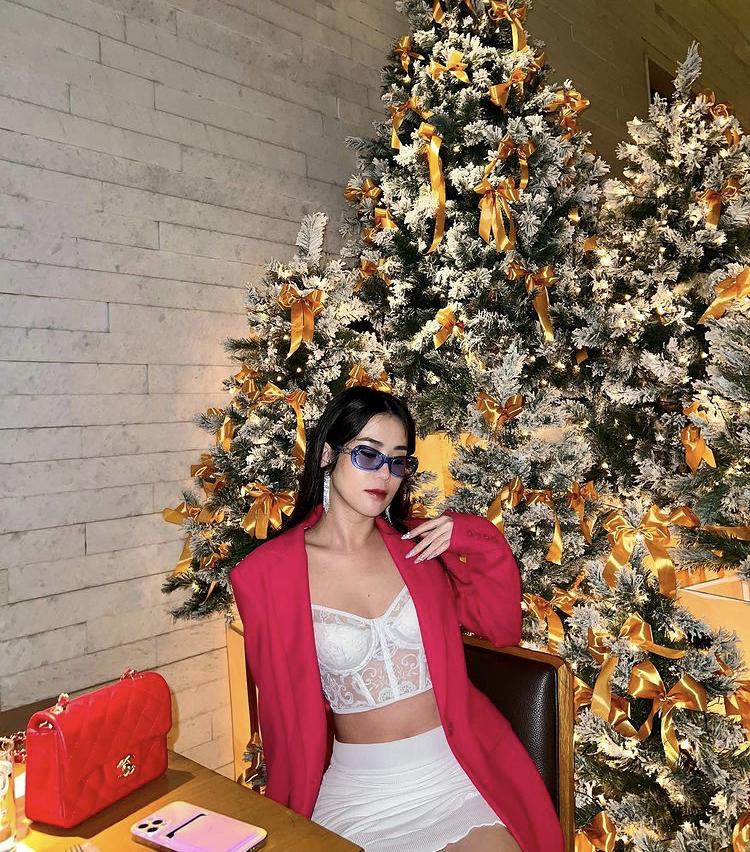 Mỹ nhân Việt lên đồ dịp Noel: Người kín bưng, người hở quá đà-9