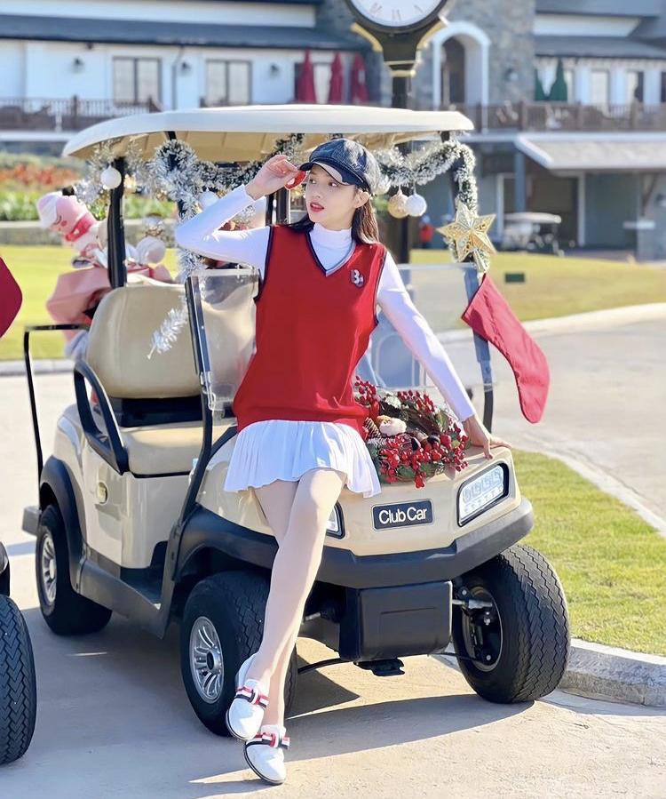 Mỹ nhân Việt lên đồ dịp Noel: Người kín bưng, người hở quá đà-5