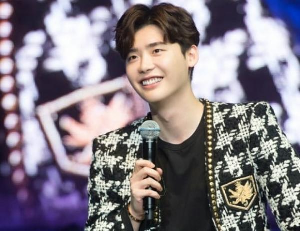 Lee Jong Suk được đánh giá là một chàng trai “đẹp hơn hoa”, nụ cười của nam diễn viên luôn khiến trái tim fan nữ phải điêu đứng. Bên cạnh đó, hình tượng của Lee Jong Suk trong các bộ phim cũng rất được yêu mến.