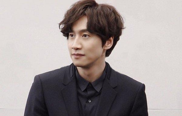 Dù không sở hữu visual đẹp lung linh như nhiều diễn viên nam khác nhưng Lee Kwang Soo luôn được yêu mến nhờ tính cách hài hước, tốt bụng.