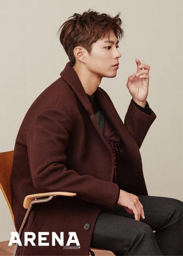 Ngoài sự đáng yêu, khi chuyển sang hình tượng “nam tính” Park Bo Gum cũng khiến người hâm mộ phải rung rinh vì mình. Bên cạnh đó, nam diễn viên sinh năm 1993 còn rất có tài ăn nói. Một đêm Giáng sinh cùng chàng trai hoàn hảo như Park Bo Gum chắc chắn sẽ vô cùng tuyệt vời.