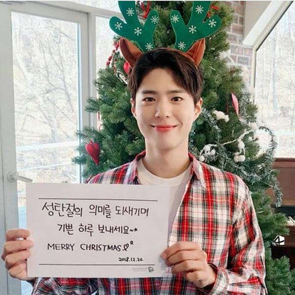 Mỗi lần xuất hiện, Park Bo Gum đều mang đến hình ảnh một chàng trai đáng yêu như chú “cún con”. Nam diễn viên cũng nổi tiếng là cực kỳ đa tài. Anh không chỉ có kỹ năng diễn xuất thu hút mà còn có thể đàn và hát khiến ai cũng phải “xao xuyến”.