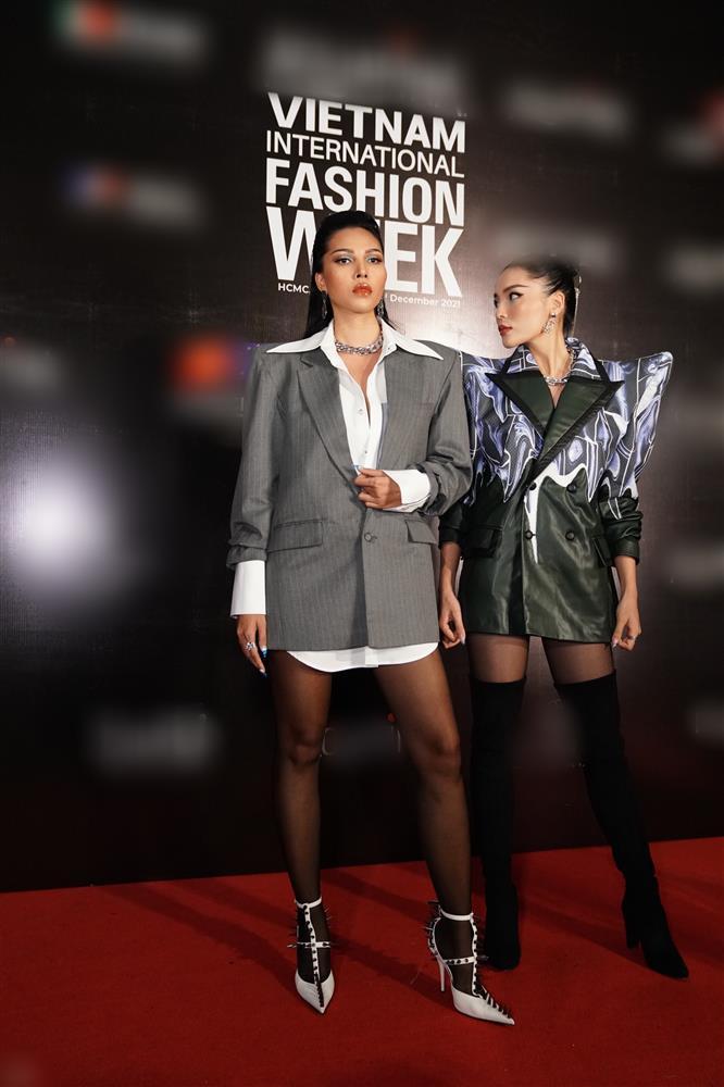 Sao mặc xấu VIFW 2021: Anh Thư lộ phụ tùng, Đặng Thu Thảo đô con-8