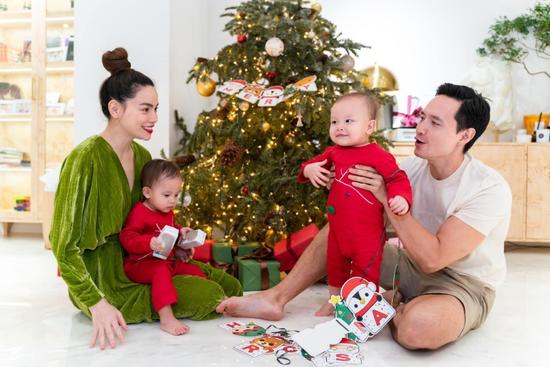 Kim Lý lên đồ Noel lạc quẻ với Hồ Ngọc Hà và cặp sinh đôi Lisa Leon