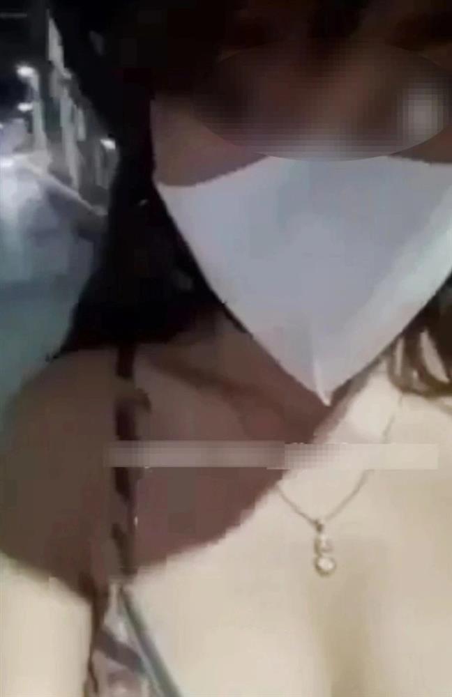 Cách kiếm tiền trên web đen của cô gái lên cầu cởi nội y quay clip-1