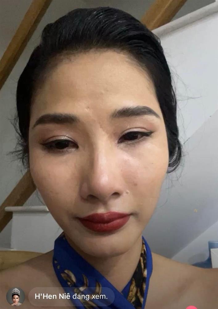 Dàn sao hùng hậu xem Hoàng Thùy livestream khóc lóc-3