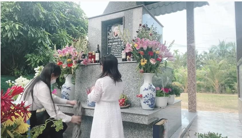 1 năm Vân Quang Long mất, vợ hai đưa con đi thăm mộ bố-1