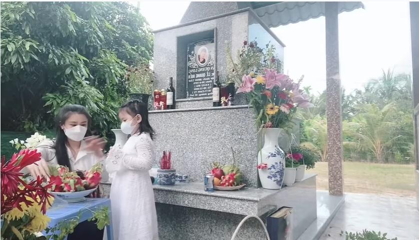 1 năm Vân Quang Long mất, vợ hai đưa con đi thăm mộ bố-2