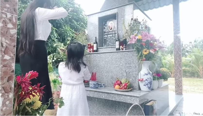 1 năm Vân Quang Long mất, vợ hai đưa con đi thăm mộ bố-3