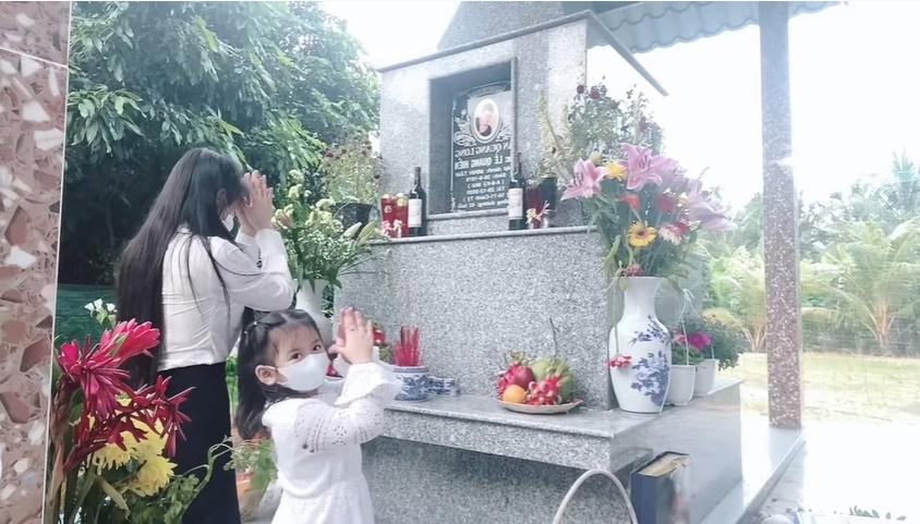 1 năm Vân Quang Long mất, vợ hai đưa con đi thăm mộ bố-4