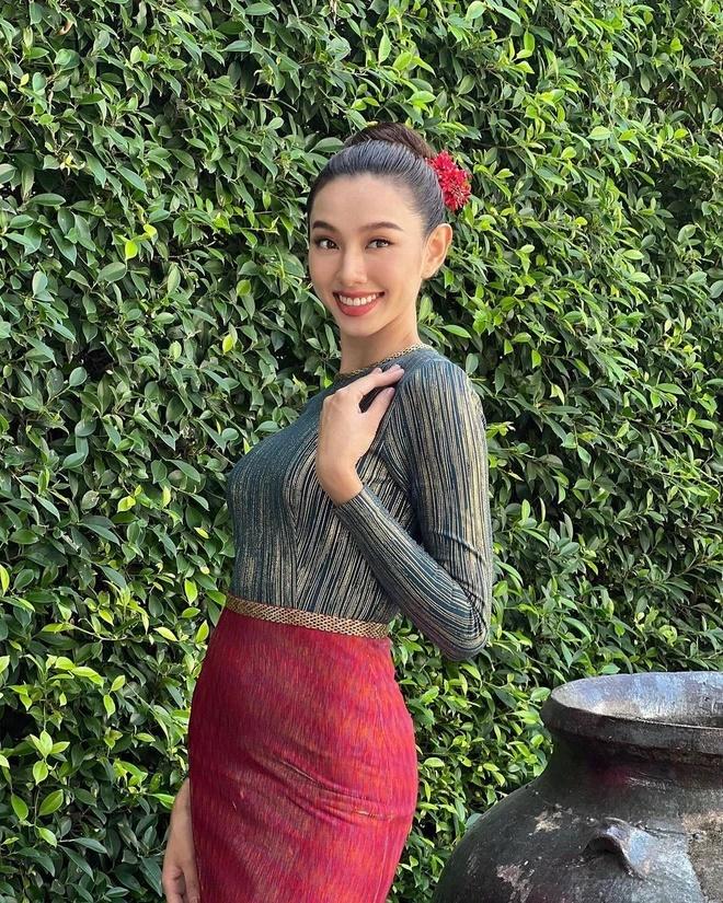 Cay cú thua AFF Cup, CĐV quá khích ném đá Thùy Tiên mặc đồ Thái-4