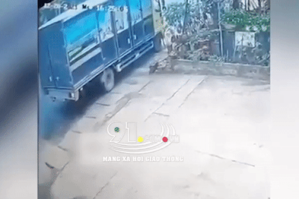 Rùng mình thanh niên phóng tốc độ bàn thờ, lao đầu vào dải phân cách-1