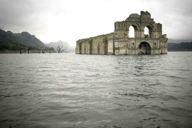 Kỳ lạ nhà thờ 400 năm lộ thiên từ dưới hồ nước sau hạn hán-2