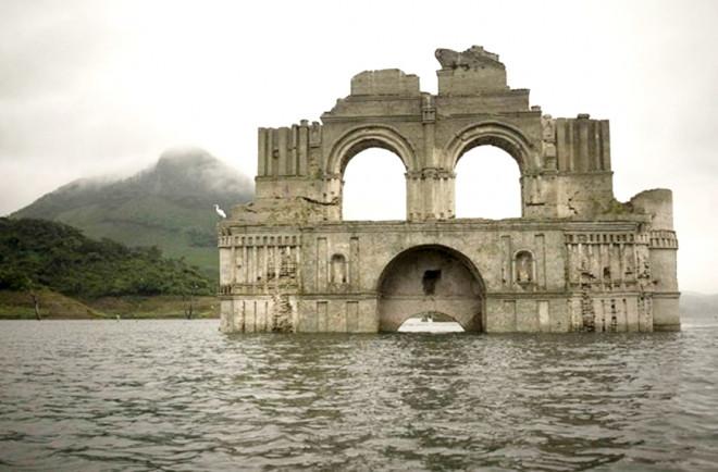 Kỳ lạ nhà thờ 400 năm lộ thiên từ dưới hồ nước sau hạn hán-3