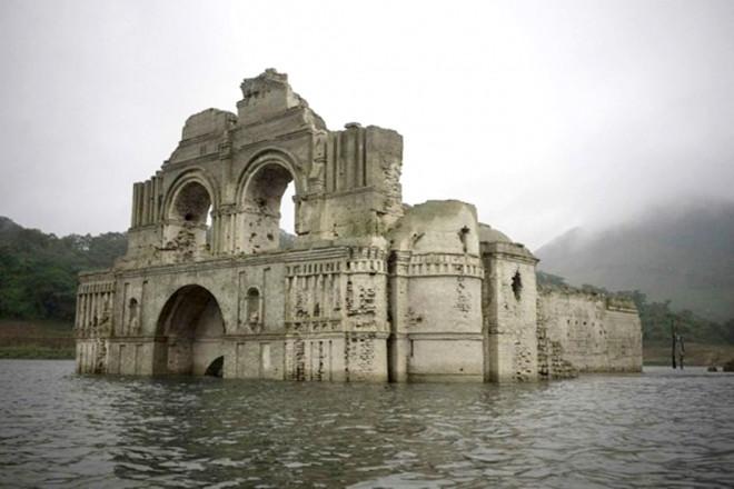 Kỳ lạ nhà thờ 400 năm lộ thiên từ dưới hồ nước sau hạn hán-5