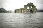 Kỳ lạ nhà thờ 400 năm lộ thiên từ dưới hồ nước sau hạn hán