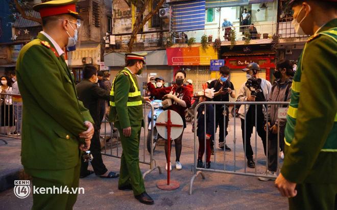 Nhà thờ Lớn đêm Noel: Người có giấy mời, test nhanh Covid-19 vào dự lễ-7