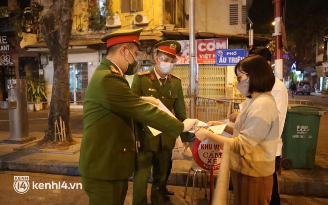 Nhà thờ Lớn đêm Noel: Người có giấy mời, test nhanh Covid-19 vào dự lễ-9