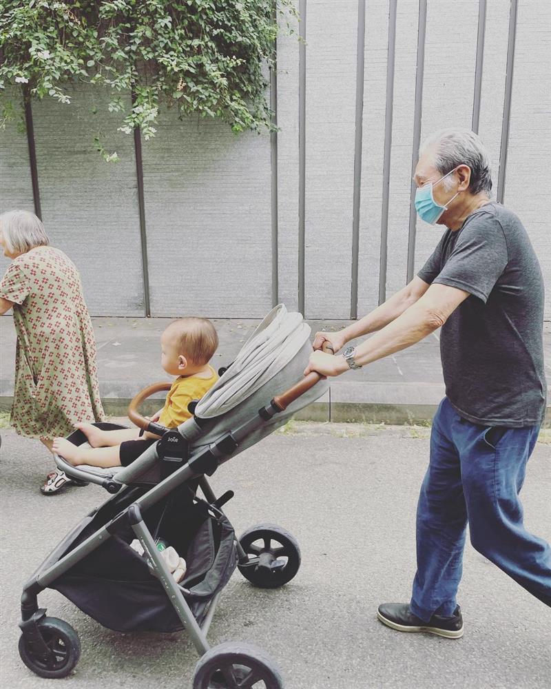 Ảnh đẹp nhất ngày: Thông gia Kim Lý - Hồ Ngọc Hà cùng đón Noel-4