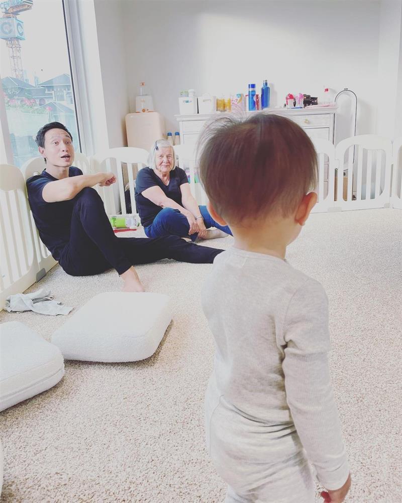 Ảnh đẹp nhất ngày: Thông gia Kim Lý - Hồ Ngọc Hà cùng đón Noel-2