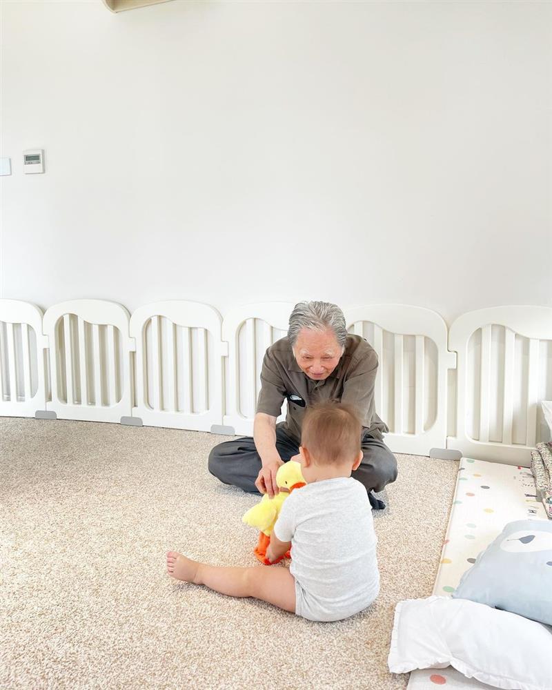 Ảnh đẹp nhất ngày: Thông gia Kim Lý - Hồ Ngọc Hà cùng đón Noel-3