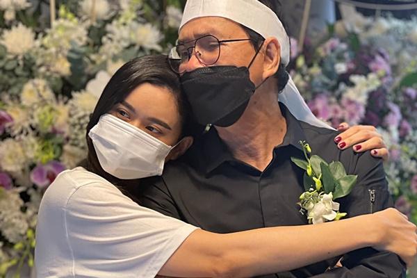 Ngày viếng NSƯT Thanh Kim Huệ thứ 2: Nghệ sĩ luân phiên đến dự-12