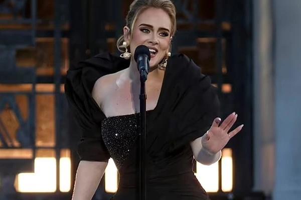 Adele phân thân ngồi giữa 7749 thể loại ghế trong MV mới-1