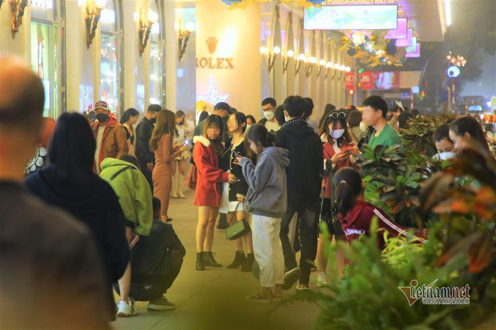 Đỉnh dịch Covid-19, nhiều người ở Hà Nội chơi Noel bỏ qua 5K-1