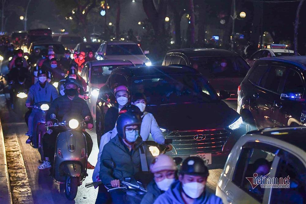 Đỉnh dịch Covid-19, nhiều người ở Hà Nội chơi Noel bỏ qua 5K-10