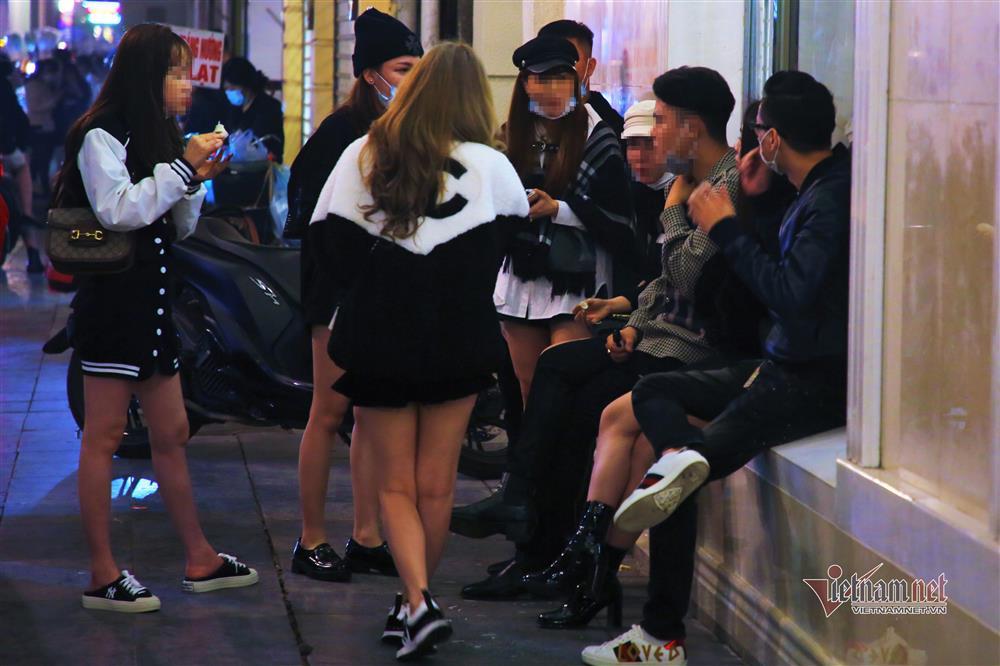 Đỉnh dịch Covid-19, nhiều người ở Hà Nội chơi Noel bỏ qua 5K-3