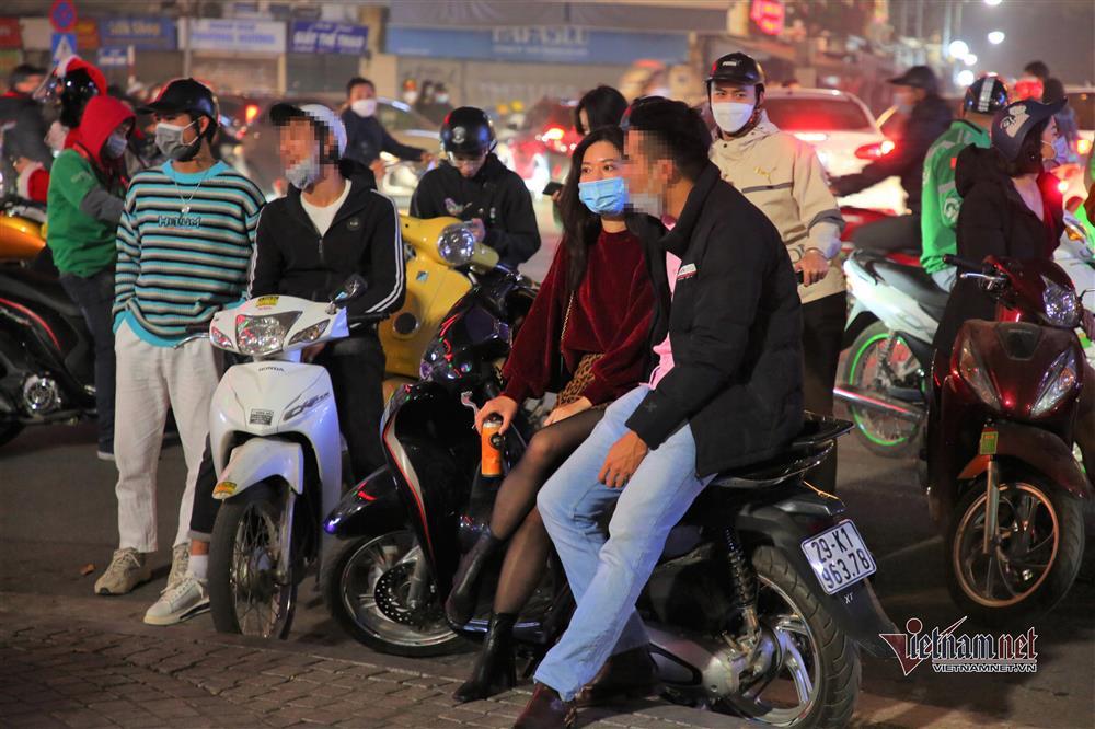 Đỉnh dịch Covid-19, nhiều người ở Hà Nội chơi Noel bỏ qua 5K-6