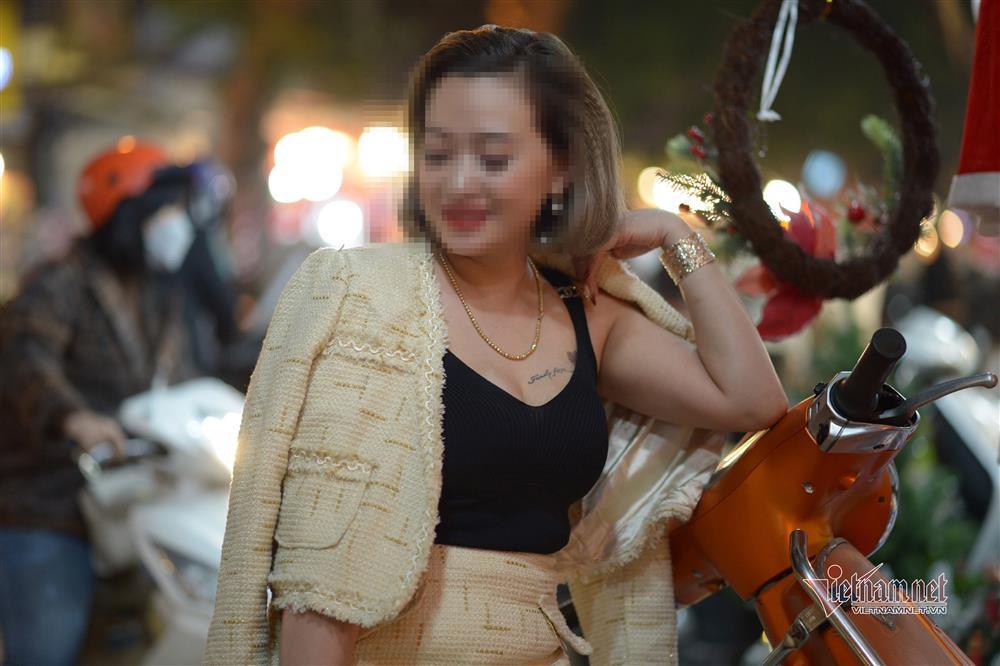 Đỉnh dịch Covid-19, nhiều người ở Hà Nội chơi Noel bỏ qua 5K-9