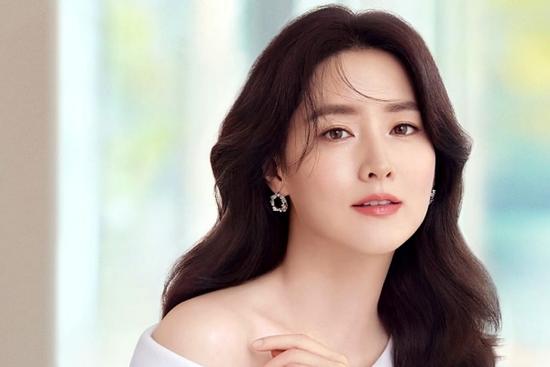 Song Hye Kyo ngậm ngùi nhìn Lee Young Ae nhận giải thưởng lớn