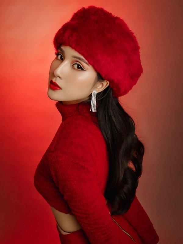 Mẹ 1 con Thiên An xả ảnh Noel mát mẻ, lộ chân ngực cực bạo-1