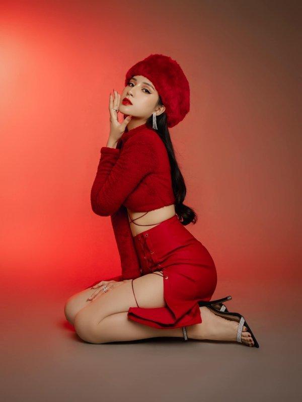 Mẹ 1 con Thiên An xả ảnh Noel mát mẻ, lộ chân ngực cực bạo-2