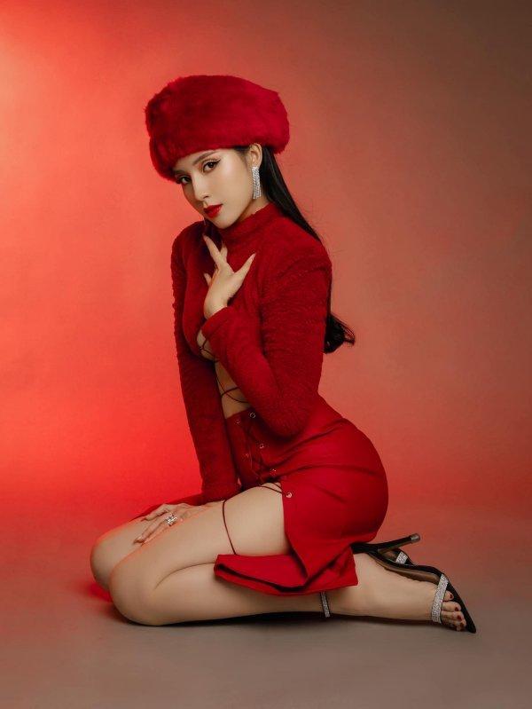 Mẹ 1 con Thiên An xả ảnh Noel mát mẻ, lộ chân ngực cực bạo-4